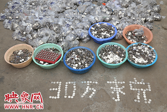據(jù)負(fù)責(zé)清點(diǎn)“巨資”的張大爺介紹，這筆“巨資”積攢了兩個(gè)月左右，有30萬(wàn)左右，重達(dá)3000多斤。