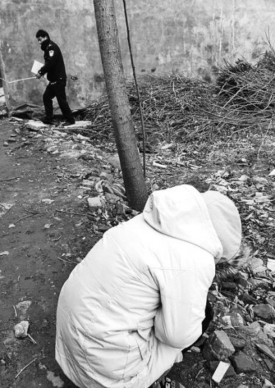 案發(fā)現(xiàn)場(chǎng)附近，死者的姐姐在痛哭。