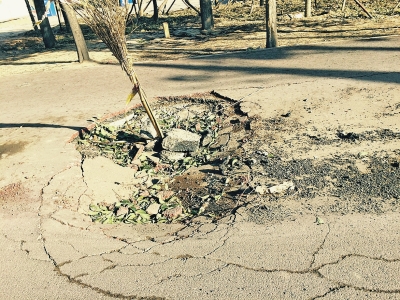 在路面正中間塌陷11平方米，最深處約半米深。