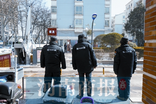 小區(qū)門(mén)口有兩撥保安把門(mén)，分屬不同的物業(yè)公司