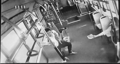 小情侶公交車上旁若無人吃西瓜，弄臟車廂環(huán)境引不滿。