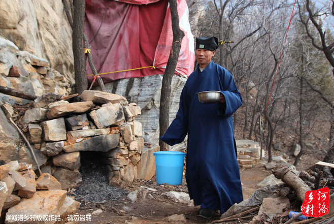崔道長原籍東北，兩年前還只是一個(gè)普通的農(nóng)民工，領(lǐng)著交往了半年的女朋友，住進(jìn)了工棚。工棚里人員復(fù)雜，一次偶然的機(jī)會(huì)，他發(fā)現(xiàn)女朋友似乎和工頭有染，求證的過程中，挨了揍。