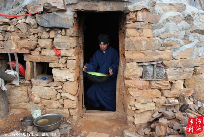老崔走投無路中，跟著一個(gè)在嵩山后山修行的道士上了山，找了個(gè)半山腰前人堆砌出來的石屋安身。