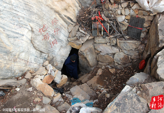 老崔說，以前就經(jīng)常半夜做夢，夢到女媧娘娘在召喚自己。上山以后，居住附近，竟然真的有一個(gè)地母洞，也不知是誰供奉了女媧娘娘的神像，后來這兒似乎成了老崔的獨(dú)家道場。