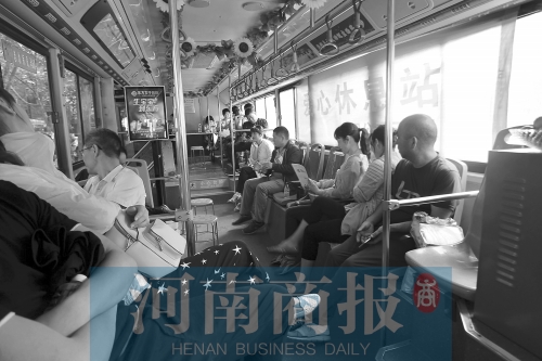 高考家長坐公交“討彩頭” 網(wǎng)友提醒：“別坐985路” 為啥？