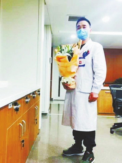 王運(yùn)明時(shí)常收到患者送來(lái)的花束，談起救人，他說(shuō)都是身為醫(yī)生應(yīng)該做的。