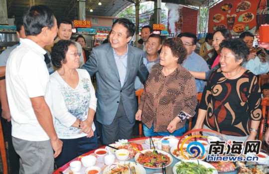 1月1日，省委書(shū)記、省人大常委會(huì)主任羅保銘在三亞調(diào)研。圖為在三亞春園海鮮大排檔，羅保銘來(lái)到用餐的游客中間，了解他們?cè)谌齺喌穆糜胃惺埽⒄J(rèn)真聽(tīng)取大家的意見(jiàn)和建議。本報(bào)記者 王凱 攝