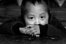 湖南鳳凰村小學四面透風 留守兒童雙手生凍瘡