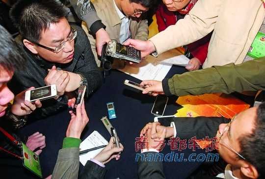 咨詢問政會上，記者的錄音設備遍布臺面。南都記者 馮宙鋒 攝