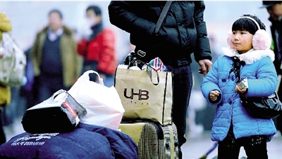 昨天上午，一名隨家長(zhǎng)回老家的小女孩在等候進(jìn)站。