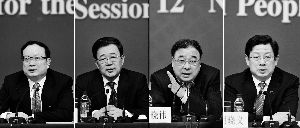 昨天，國務(wù)院深化醫(yī)藥衛(wèi)生體制改革領(lǐng)導(dǎo)小組辦公室負(fù)責(zé)人王保安、孫志剛、馬曉偉、胡曉義（從左至右）就“醫(yī)藥衛(wèi)生體制改革”有關(guān)問題回答記者提問。記者王鵬/攝