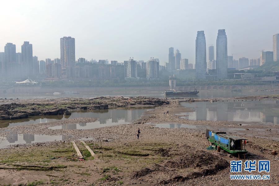 長(zhǎng)江重慶段水域大片江灘裸露(5月4日攝)。