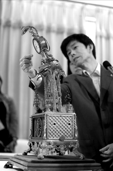 昨天，故宮文物修復(fù)專家向記者介紹“人打鐘”的損壞情況。圖/CFP