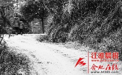 2月21日，媽媽帶著小雪離開了村子。 晨報記者 高博 攝