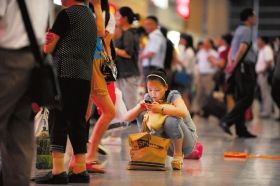 5月26日，武廣高鐵長沙南站，因為高鐵設(shè)備故障，滯留了大量旅客。圖/記者李坤