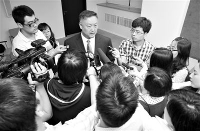 6月5日，商務(wù)部新聞辦公室召開“中歐光伏產(chǎn)品貿(mào)易摩擦”專題發(fā)布會。發(fā)布會結(jié)束后，中國機電產(chǎn)品進出口商會會長張鈺晶接受記者采訪。新京報記者