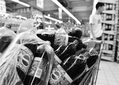 昨日，浙江省杭州市，在一家超市里拍攝到的百事可樂。近日，百事可樂再次遭遇“致癌風(fēng)波”。圖/CFP