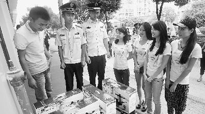 “美女執(zhí)法”。