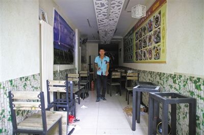 發(fā)生女童劫持事件的面館，事后現(xiàn)場一片狼藉。新京報記者 周崗峰 攝