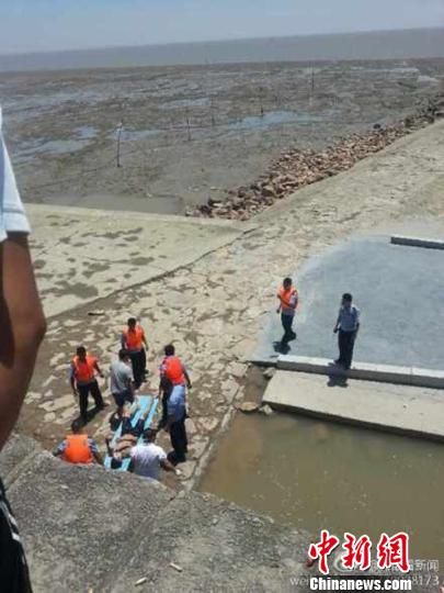 圖為網(wǎng)友@龍眼看新聞提供的溺水事故救援現(xiàn)場。 網(wǎng)友@龍眼看新聞 攝