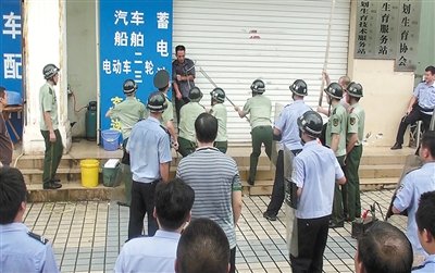 昨日，警方趕到現(xiàn)場制服嫌疑人何某。