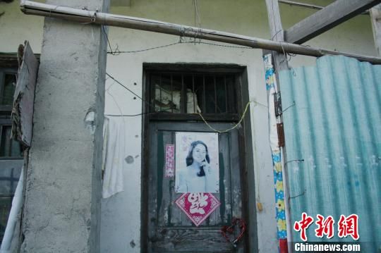 圖為嫌犯租住的民房，當(dāng)天受害人即攀在門上的窗口對外呼救。 吳佳蔚 攝