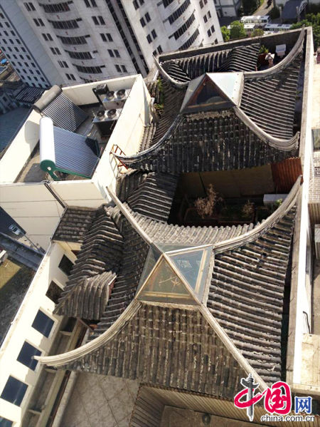 2013年8月14日，江蘇蘇州蘇州市三香大廈高樓18層樓頂東側(cè)陽(yáng)臺(tái)上的“蘇州園林”式別墅，兩座涼亭和兩道回廊，飛檐翹角，一派蘇州園林的氣勢(shì)。中國(guó)網(wǎng)圖片庫(kù)李俊鋒攝影