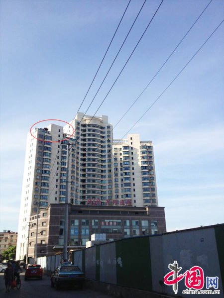 2013年8月14日，江蘇蘇州蘇州市三香大廈高樓18層樓頂東側(cè)陽(yáng)臺(tái)上的“蘇州園林”式別墅，兩座涼亭和兩道回廊，飛檐翹角，一派蘇州園林的氣勢(shì)。中國(guó)網(wǎng)圖片庫(kù)李俊鋒攝影