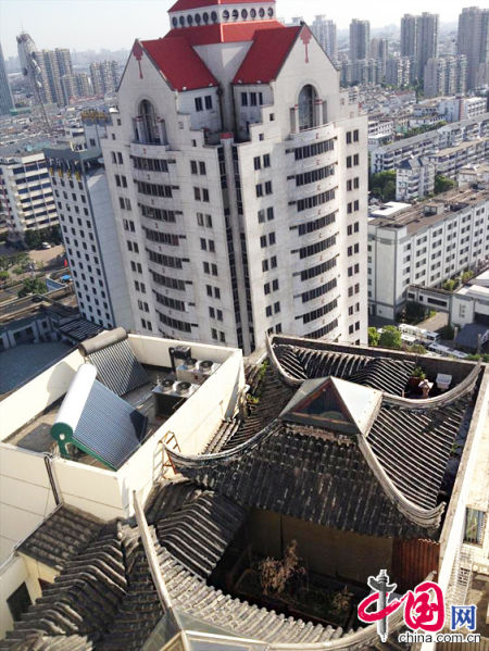 2013年8月14日，江蘇蘇州蘇州市三香大廈高樓18層樓頂東側(cè)陽(yáng)臺(tái)上的“蘇州園林”式別墅，兩座涼亭和兩道回廊，飛檐翹角，一派蘇州園林的氣勢(shì)。中國(guó)網(wǎng)圖片庫(kù)李俊鋒攝影