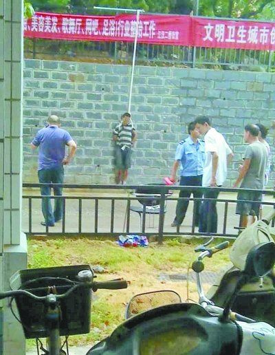 小偷被五花大綁捆在小區(qū)門前的墻壁上示眾。 網(wǎng)友羅先生 攝