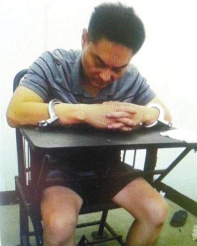 韓磊被控制時(shí)接受警方訊問(wèn)。本組圖片為視頻截圖