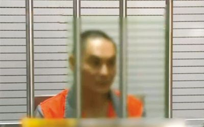 涉嫌窩藏罪的李明在接受訊問(wèn)。