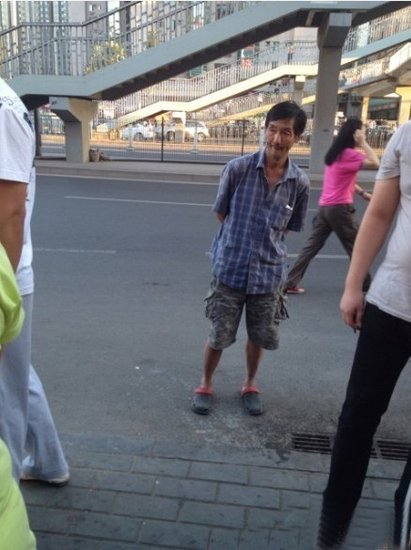 搶嬰男子站在一旁。