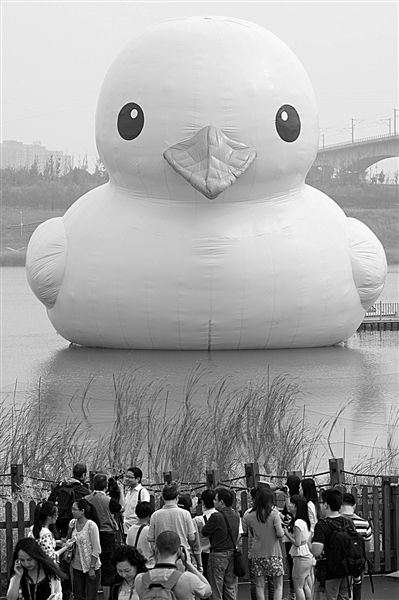 前日，大黃鴨首秀時(shí)，皮膚發(fā)皺、嘴巴尖尖朝下嘟，顯得頗為“委屈”。