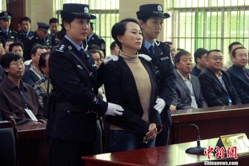 9月24日上午8時(shí)30分，陜西“房姐”龔愛(ài)愛(ài)涉嫌偽造、買(mǎi)賣(mài)國(guó)家機(jī)關(guān)證件一案，在陜西靖邊縣人民法院公開(kāi)