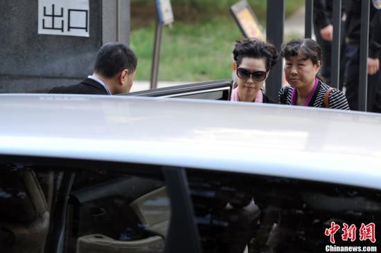 圖為宣判結(jié)束后夢(mèng)鴿面無表情走出海淀法院，乘車離開。