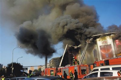 11日，蘋果園喜隆多商場(chǎng)，火災(zāi)現(xiàn)場(chǎng)濃煙滾滾。新華社發(fā)
