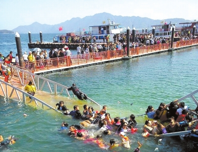 昨天，廬山西海景區(qū)過橋塌陷，致十?dāng)?shù)名游客落水。圖/東方IC