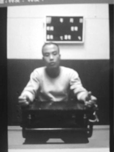 案發(fā)后,當(dāng)?shù)卮迕駛儑^現(xiàn)場(chǎng)。網(wǎng)絡(luò)截圖