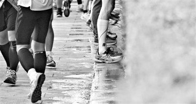 昨日，2013年北京馬拉松，因流動(dòng)廁所和公廁有限，很多選手都“就地解決”，地面上“水”流成河。