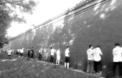 網(wǎng)友上傳的“北馬”選手集體“尿紅墻”圖片。