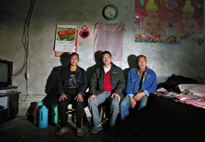 10月18日，自鋸病腿的鄭艷良所在的保定市清苑縣東臧村，有多家農(nóng)戶大病難醫(yī)，村民王新建（中）得了白血