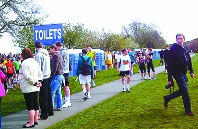 北京馬拉松“尿紅墻” 集體噓噓是傳統(tǒng)？