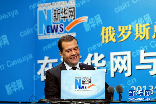 10月22日，俄羅斯總理梅德韋杰夫在新華網(wǎng)與中國網(wǎng)民進(jìn)行在線交流互動(dòng)。 新華社記者邢廣利攝