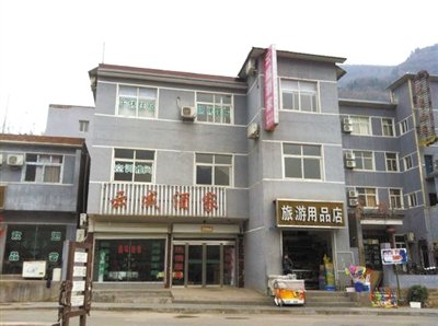 今年，胡萬(wàn)林涉嫌非法行醫(yī)的地點(diǎn)，就在這座農(nóng)家賓館內(nèi)。