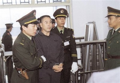 2000年9月30日，河南商丘，胡萬(wàn)林被法警押上法庭。