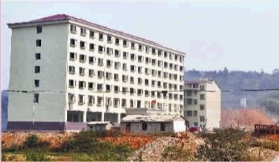  10月23日，長沙市岳麓區(qū)蓮花鎮(zhèn)云蓋村村委會(huì)的辦公大樓。  實(shí)習(xí)記者 李健 攝