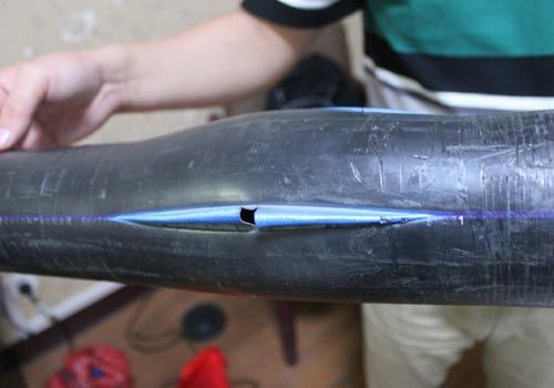 爆裂的水管，像被刀劃開一樣