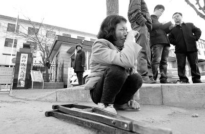 從法院出來以后，家屬和律師正在商量案情，夏鳳各在旁想著想著忍不住哭起來