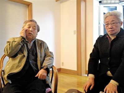 前晚，年過七旬的劉光嘉及妻子向記者講述強(qiáng)拆經(jīng)過。